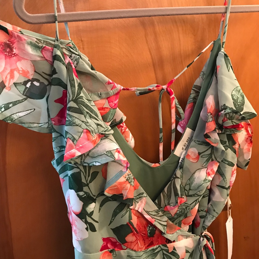 Tropical Maxi dress size medium new-with-tags